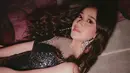 Selain tampil bernyanyi di atas panggung di sebuah hotel, Brisia Jodie pun abadikan pesonanya saat kenakan gaun glamor tersebut. Tidak sedikit netizen sebut penampilannya ini nampak beda dari biasanya. (Liputan6.com/IG/brisiajodie96)