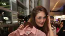 Luna Maya memamerkan salah satu produk dari clothing line-nya, Luna Habit. (Fathan Rangkuti/Bintang.com)