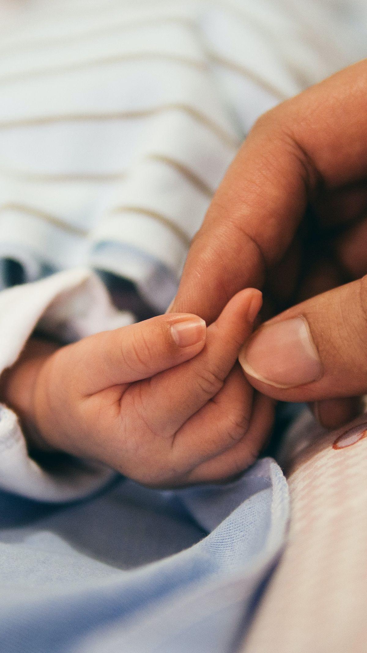 Depresi pasca melahirkan merupakan suatu kondisi yang sering kali terabaikan tetapi memiliki dampak signifikan pada kesejahteraan mental ibu pasca persalinan. Meskipun kelahiran seorang anak merupakan momen yang penuh kegembiraan, bagi sebagian perempuan