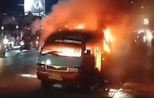 Demo Tolak Politik Dinasti di Makassar Berakhir Ricuh, 1 Angkot Terbakar