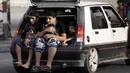 Menggunakan sebuah mobil, salah satu keluarga beserta anak-anak harus keluar dari Shujayeh, (20/7/2014), menyusul meningkatnya serangan militer Israel ke Gaza, Palestina. (REUTERS/Finbarr O'Reilly)