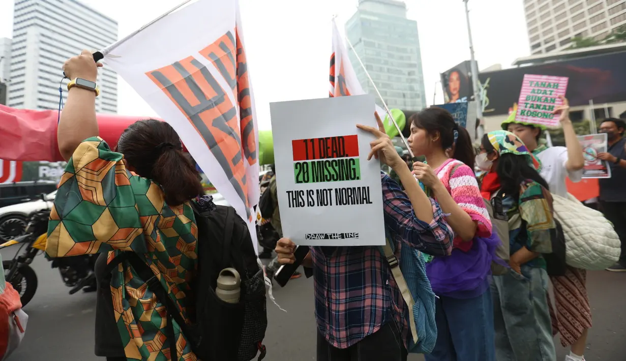 Menggunakan kostum unik sebagai simbol perlawanan terhadap krisis iklim, sejumlah aktivis lingkungan berunjuk rasa dengan berjalan kaki di sekitar Bundaran Hotel Indonesia, Jakarta, Jumat (19/9/2025). (Kapanlagi.com/ Budy Santoso)