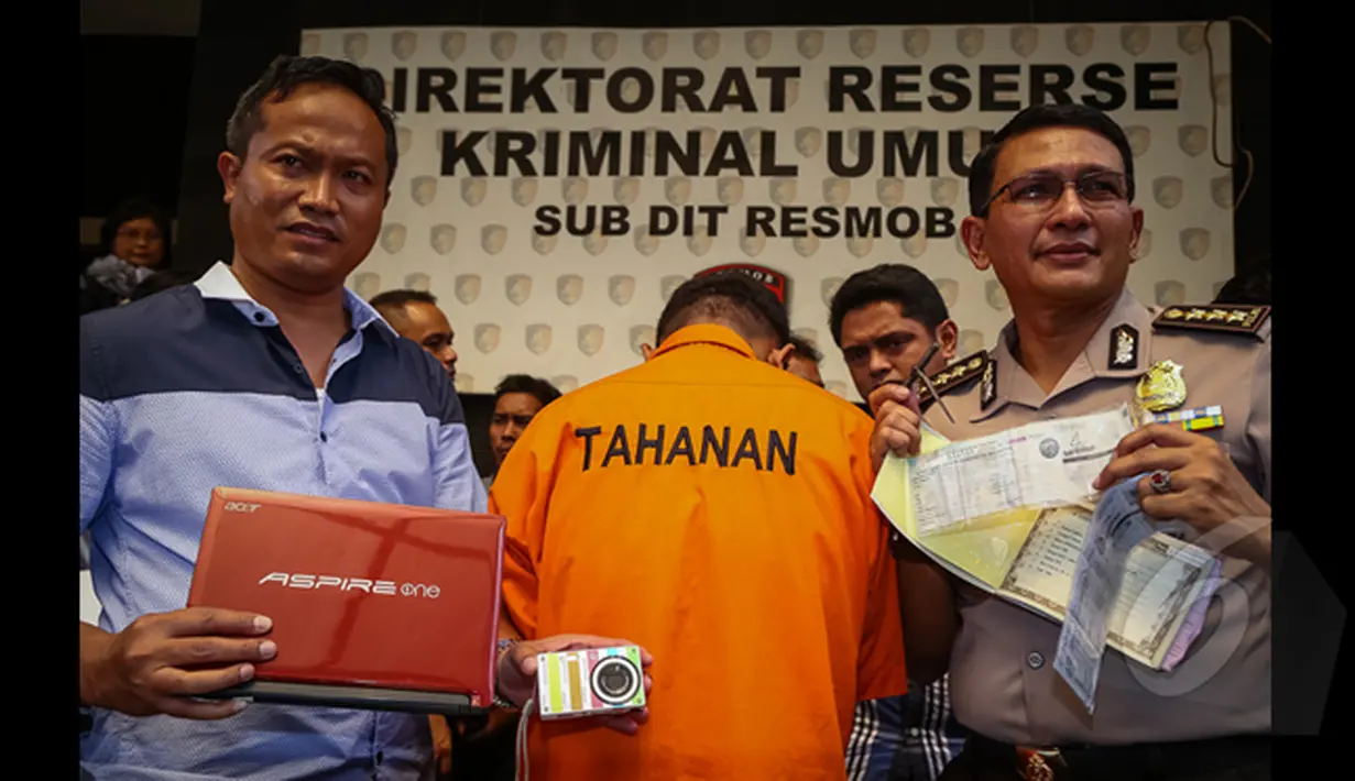 Pihak Kepolisian memperlihatkan barang bukti hasil pencurian yang dilakukan oleh tersangka EY (29) di Resmob Polda Metro Jaya, Jakarta, Selasa (27/1/2015).Pihak Kepolisian saat merilis kasus pencurian dengan pecah kaca mobil.(Liputan6.com/Faizal Fanani) 