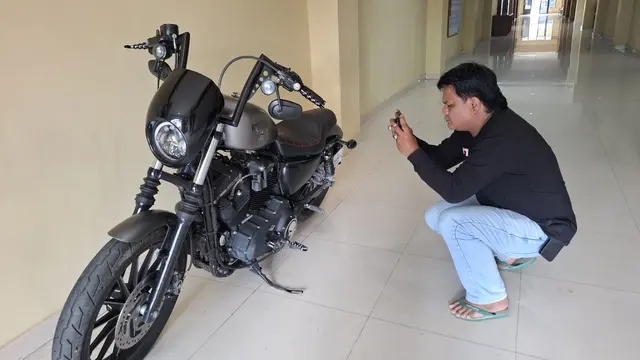 Barang bukti sepeda motor mewah Harley Davidson Iron 883 diamankan di Mapolresta Bandar Lampung.