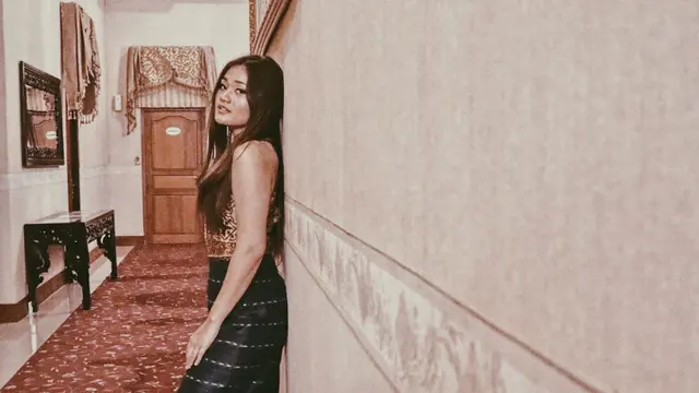 Masih serupa dengan dua single terdahulu, lagu terbaru Tabita Roselin bercerita tentang cinta.