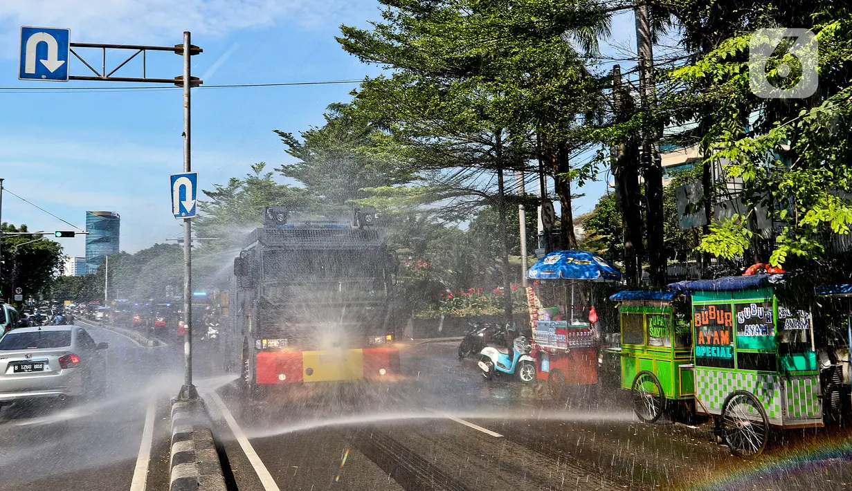 Mobil Water Cannon milik Polisi menyemprotkan Disinfektan di jalan Slipi, Jakarta, Selasa (31/3/2020). Meluasnya Covid-19 membuat petugas kepolisian Berinisiatif menyemprotkan Disinfektan menggunakan Water Cannon memutari jalan, Petamburan, Slipi Raya Jakarta Barat. (Liputan6.com/Johan Tallo)
