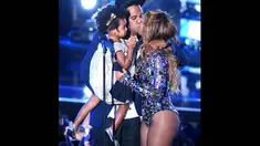 Beyonce dan Jay-Z tampak berciuman saat menerima penghargaan di ajang MTV VMA 2014, California, (24/8/14). (Mark Davis/Getty Images/AFP)