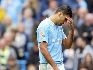 Pemain Manchester City, Rodri, tampak lesu meninggalkan lapangan usai menerima kartu merah dari wasit saat melawan Nottingham Forest pada laga Liga Inggris di Stadion Etihad, Minggu (24/9/2023). (AP Photo/Jon Super)