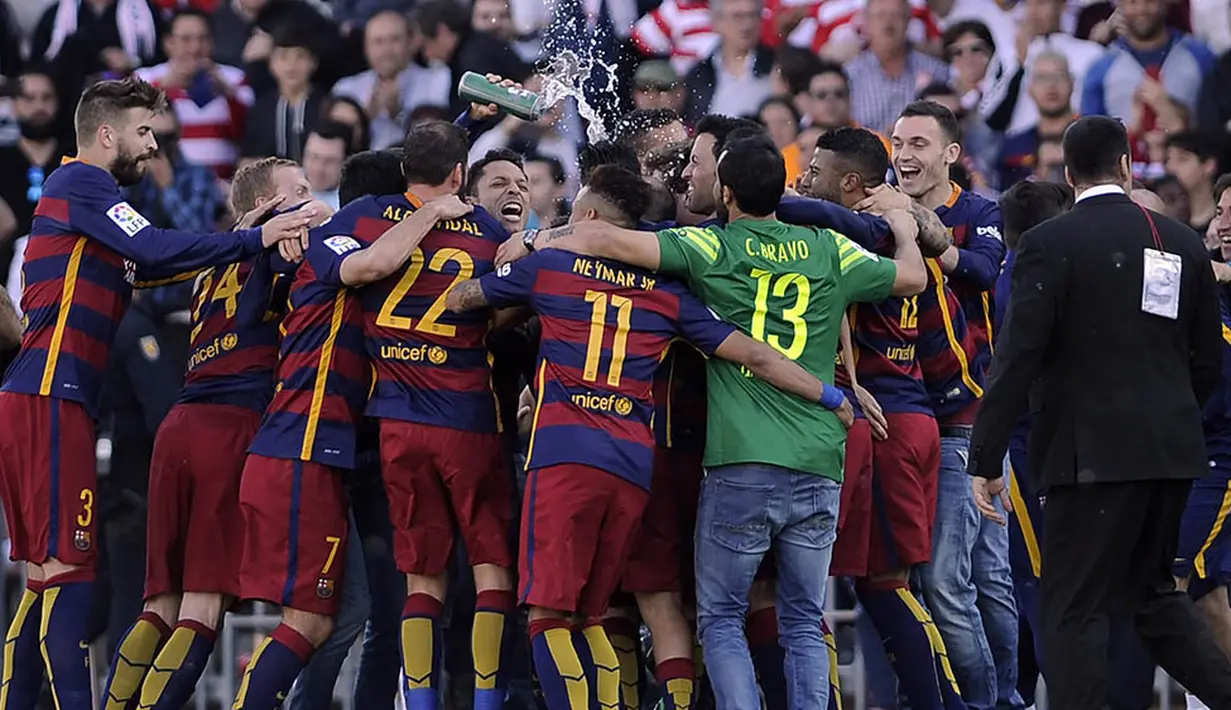 Para pemain Barcelona merayakan keberhasilan meraih gelar La Liga Spanyol usai menaklukan Granada 3-0 di Stadion Nuevo Los Carmenes, Spanyol, Sabtu (14/5/2016). (AFP/Cristina Quicler)