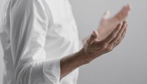 Ilustrasi membaca doa. (dok.freepik.com)