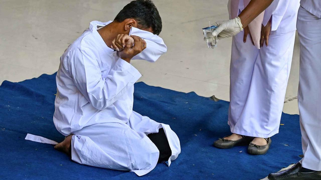 FOTO: 10 Terpidana Dicambuk di Banda Aceh, Termasuk Pasangan Sesama Jenis