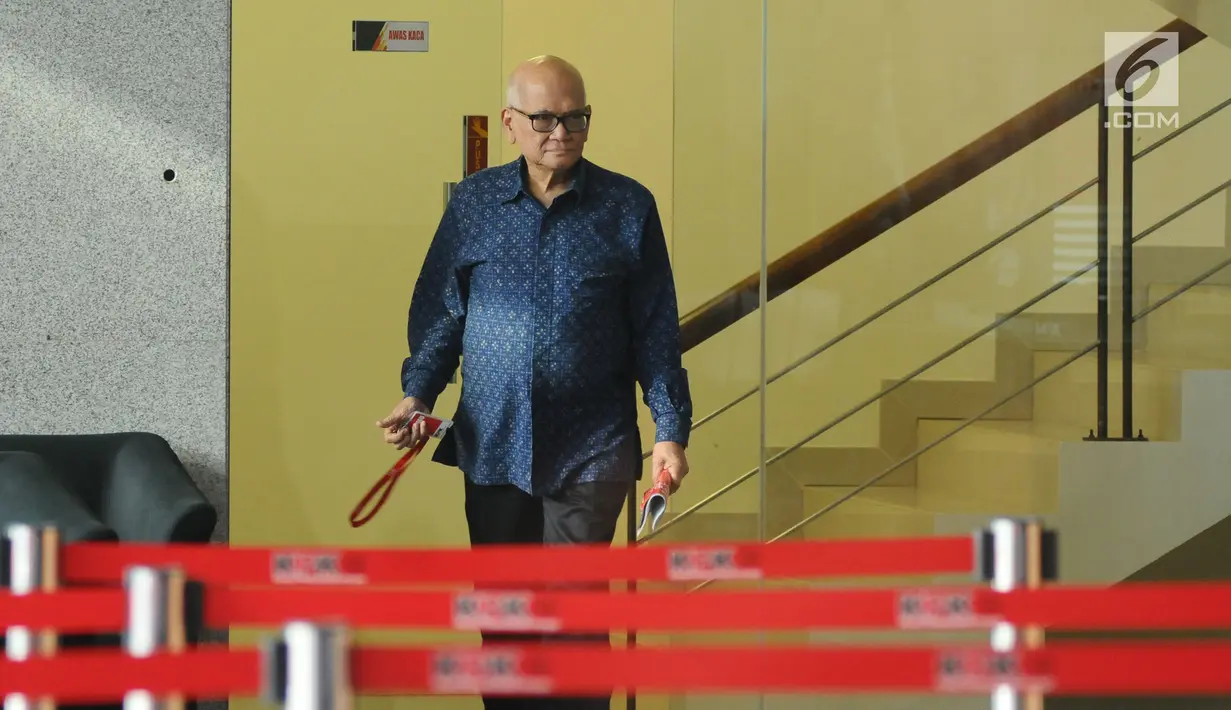 Mantan Menko Perekonomian Dorodjatun Kuntjoro Jakti bersiap keluar geung KPK usai diperiksa, Jakarta, Selasa (2/1). Dorodjatun diperiksa sebagai saksi dugaan korupsi penerbitan SKL BLBI kepada BDNI. (Liputan6.com/Helmi Fithriansyah)