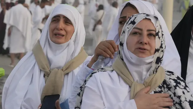 Khusyuk Wukuf Jemaah Haji di Padang Arafah