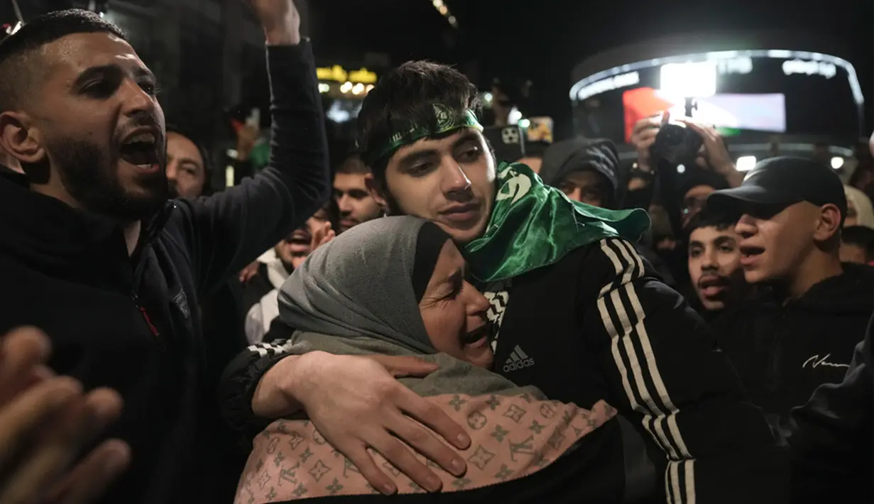 Gencatan senjata di Jalur Gaza antara Hamas dan Israel telah memasuki hari keempat pada Senin (27/11) waktu setempat. Selama tiga hari terakhir gencatan senjata berhasil dipertahankan, dengan puluhan sandera dibebaskan oleh Hamas dan lebih dari 100 tahanan Palestina dibebaskan dari penjara-penjara Israel. (AP Photo/Nasser Nasser)