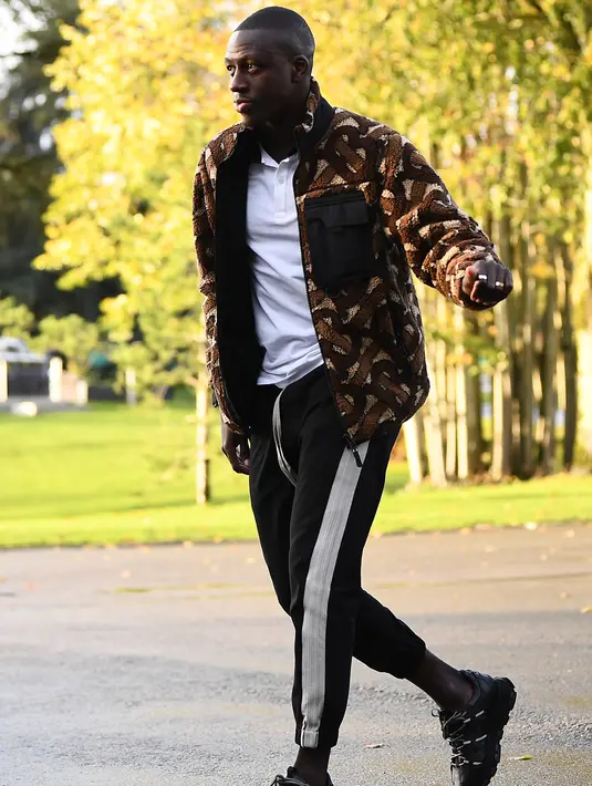 Bek Benjamin Mendy tiba di tempat pelatihan tim nasional Prancis Prancis di Clairefontaine en Yvelines (11/11/2019). Prancis akan bertanding melawan Moladavia dan Albania pada kualifikasi Piala Eropa 2020. (AFP Photo/Franck Fife)