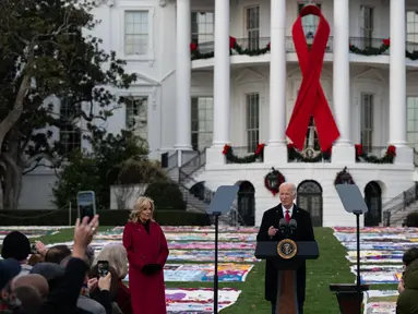 Presiden Amerika Serikat (AS), Joe Biden memberikan sambutan pada acara Hari AIDS Sedunia di South Lawn Gedung Putih, Washington DC pada tanggal 1 Desember 2024. (Annabelle Gordon/Getty Images North America/Getty Images via AFP)