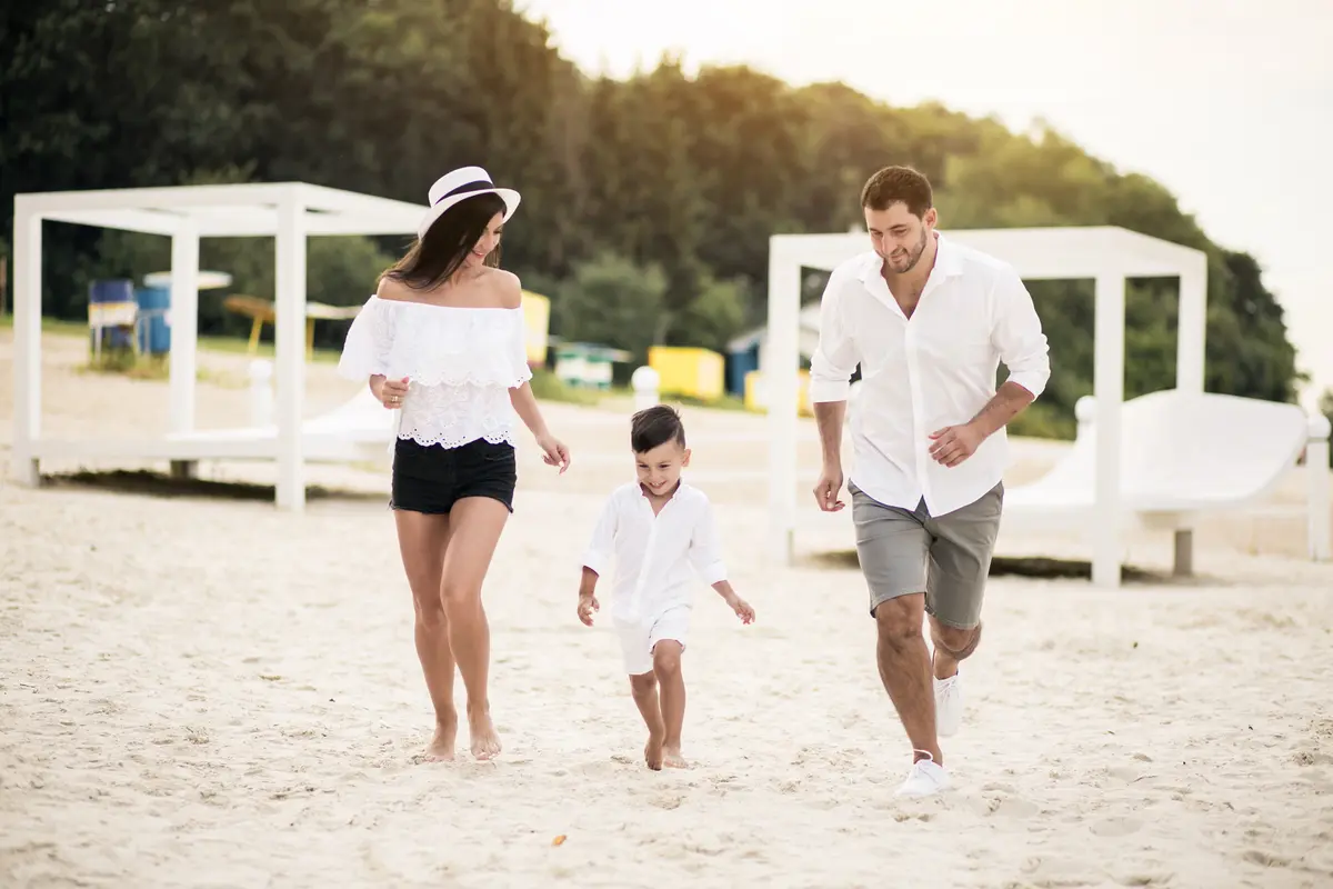 Orangtua dan Anak di Pantai