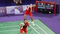 Pemain ganda campuran Indonesia, Rinov Rivaldy (belakang) melepaskan smes saat menghadapi wakil Prancis, Thom Gicquel/Delphine Delrue pada laga Grup A Olimpiade Paris 2024 di Porte De La Chapelle Arena, Paris, Senin (29/7/2024). Rinov Rivaldy/Pitha Haningtyas Mentari kalah dua gim langsung 13-21, 15-21. (Dok. NOC Indonesia/Naif Muhammad Al'as)