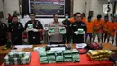 Karo Penmas Divisi Humas Polri Brigjen Pol Argo Yuwono (kedua kanan) menunjukkan barang bukti dalam rilis pengungkapan peredaran gelap narkotika jenis methamphetamine atau sabu di Bareskrim Polri, Jakarta, Rabu (12/2/2020). (Liputan6.com/Angga Yuniar)