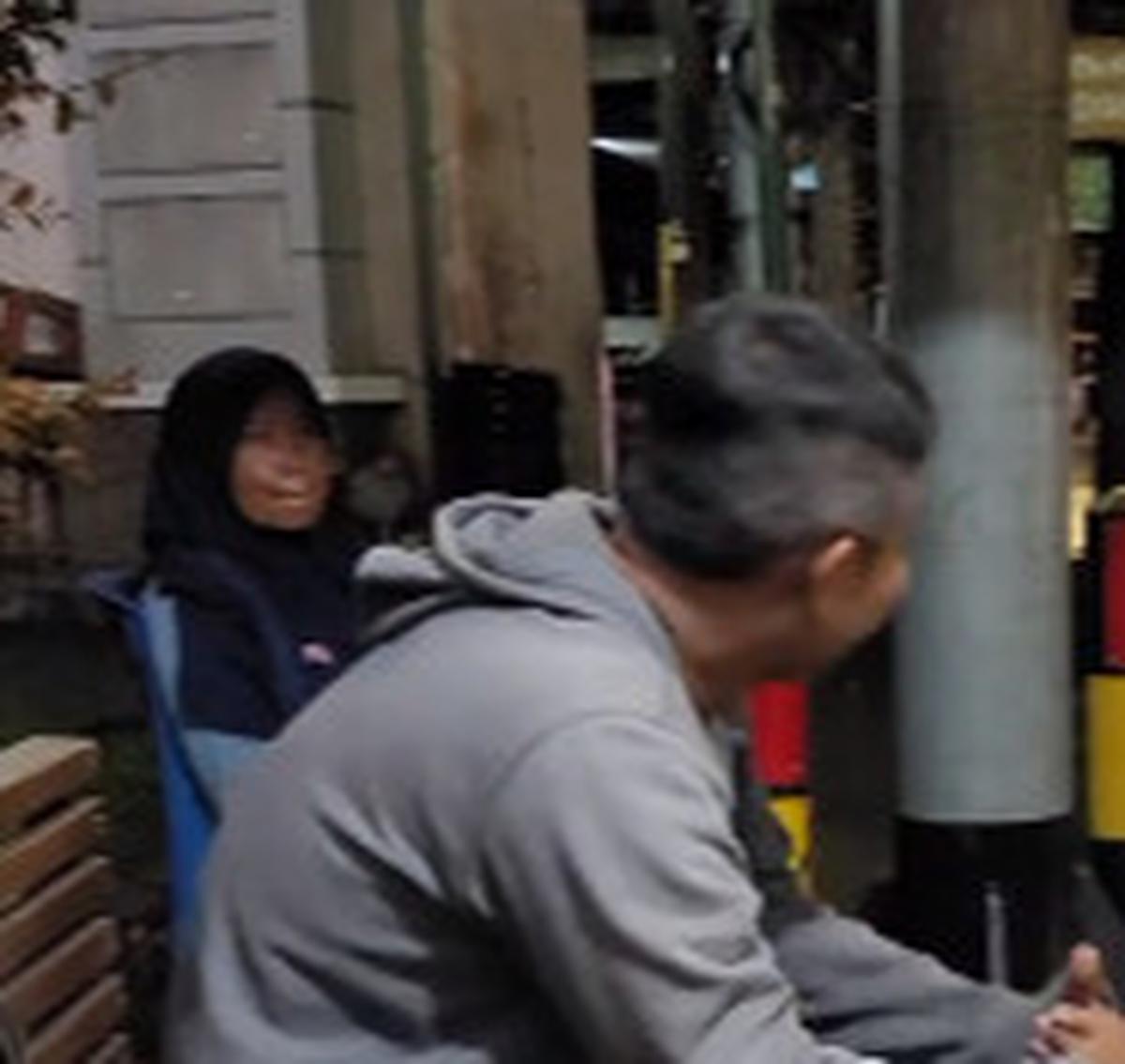 Potret Haru Seorang Ibu Pulang Sendiri Tengah Malam Usai Jualan di Pinggir Jalan