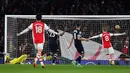 Publik tuan rumah akhirnya bergemuruh pada menit ke-48. Kiper West Ham United, Lukasz Fabianski (kiri) gagal menghalau aksi dari Gabriel Martinelli. Arsenal unggul 1-0. (AFP/Ben Stansall)