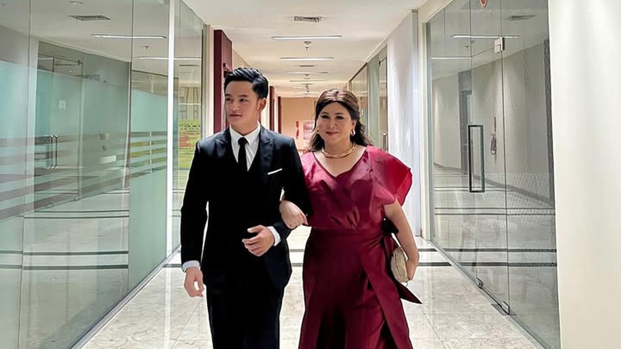 Bukan dengan Lyodra, 7 Potret Randy Martin Kondangan Bareng Sosok Tersayang Ini - Tampil Formal Pakai Setelan Jas