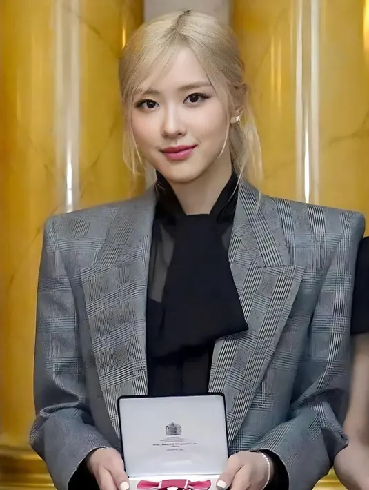 Sedangkan Rose tampil paling edgy dengan balutan blus semi tipis dan setelan Saint Laurent yang elegan. Desain bahu lurus dan siluet kaki lebar membuat penampilan Rose di antara member lainnya tak kalah menonjol. [Foto: Instagram/roseblinnk]