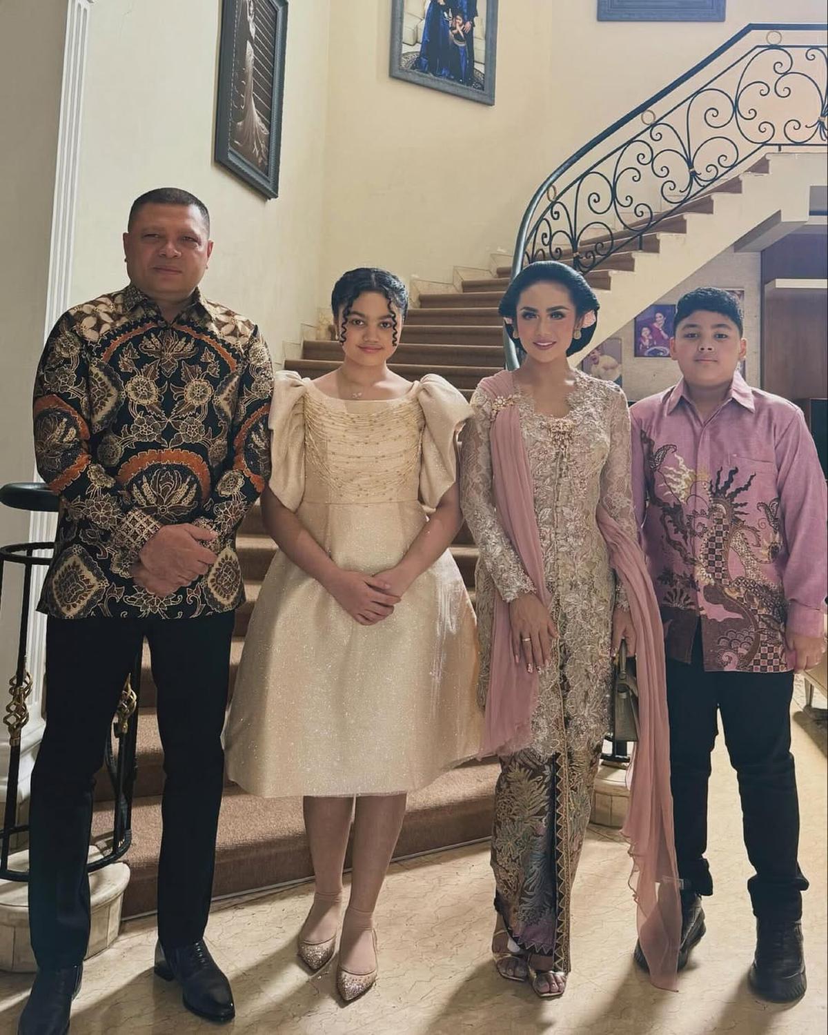 Potret Krisdayanti Tampil Elegan dalam Balutan Kebaya Tradisional