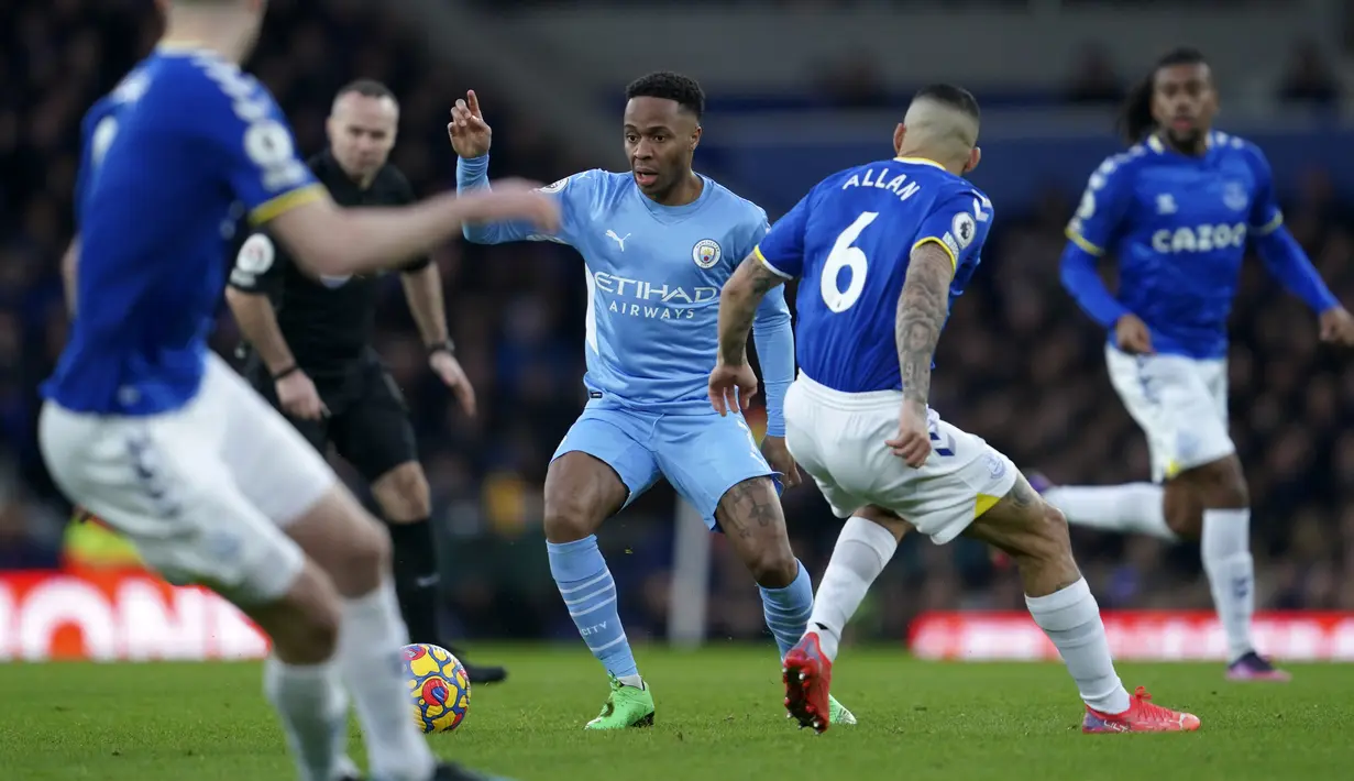 Penyerang Manchester City, Raheem Sterling (tengah) mengontrol bola saat bertanding melawan Everton pada pertandingan lanjutan Liga Inggris di Goodison Park di Liverpool, Inggris, Minggu (27/2/2022). Man City menang tipis atas Everton 1-0. (AP Photo/Jon Super)