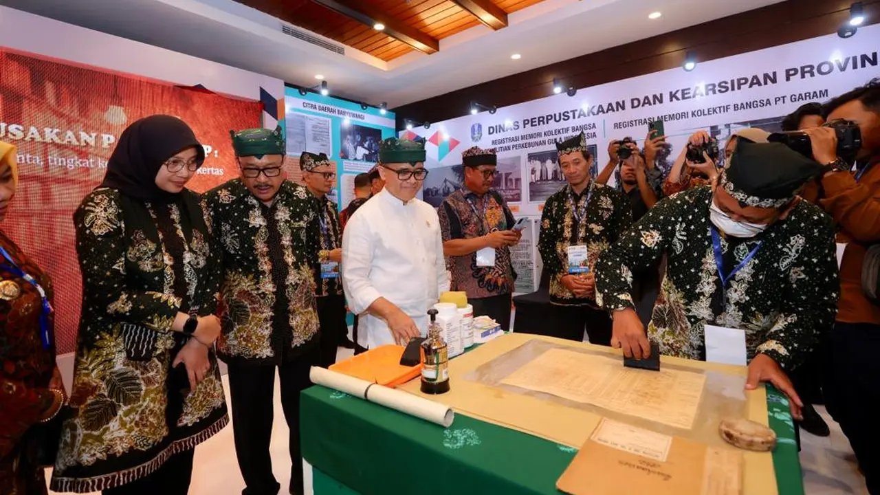 Menpan RB Abdullah Azawar Anas (baju putih) didampingi Bupati Banyuwangi Ipuk Fiestiandani meninaju pameran arsip (Istimewa)