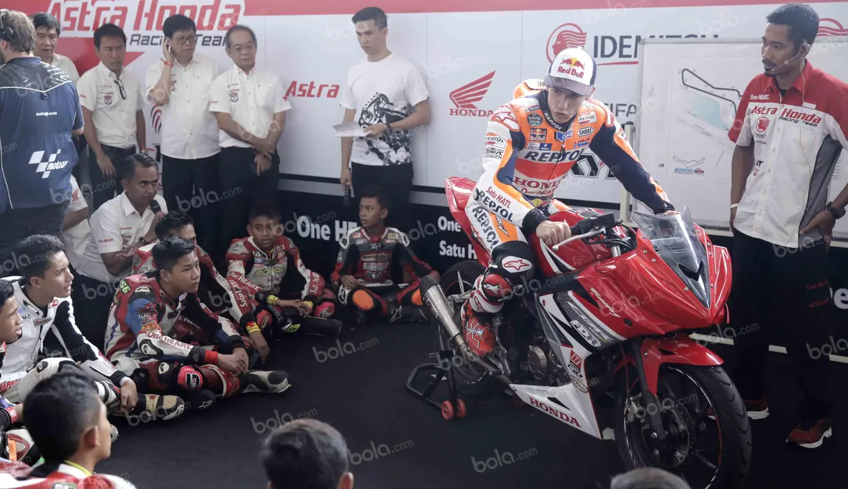 Seusai turun ke lintasan Sirkuit Sentul, Marquez berbagi ilmu kepada 16 pebalap muda Indonesia yang tergabung dalam Astra Honda Racing School. Marquez mencontohkan gaya membalap yang baik. Selasa (25/10/2016). (Bola.com/Reza Bachtiar)