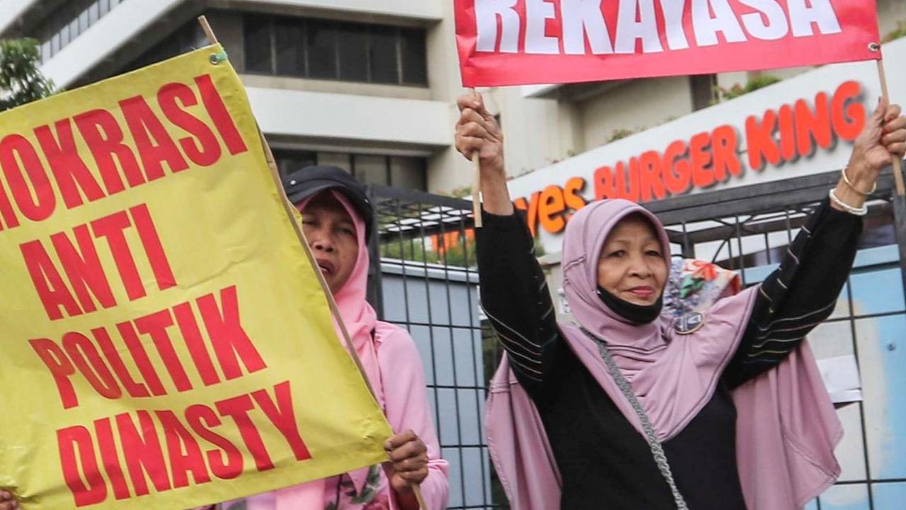 FOTO: Aksi Emak-Emak Turun ke Jalan Mendesak Pemilu Berjalan Jujur dan Adil di Bawaslu RI