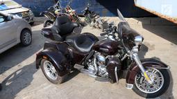 Moge sitaan KPK dari Bupati Hulu Sungai Tengah (HST) nonaktif Abdul Latif tiba di Pelabuhan Tanjung Priok, Jakarta, Senin (19/3). Selain pembuktian perkara, KPK menyita moge tersebut untuk mencegah penurunan nilai barang. (Liputan6.com/Angga Yuniar)