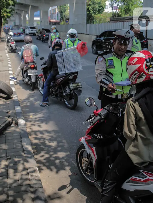 Polisi lalu lintas memeriksa kelengkapan surat pengendara saat pelaksanaan Operasi Zebra Jaya 2019 di Jalan Boulevard Gading Raya, Jakarta, Kamis (24/10/2019). Polda Metro Jaya menggelar Operasi Zebra Jaya hingga 5 November mendatang guna menekan pelanggaran lalu lintas. (Liputan6.com/Faizal Fanani)