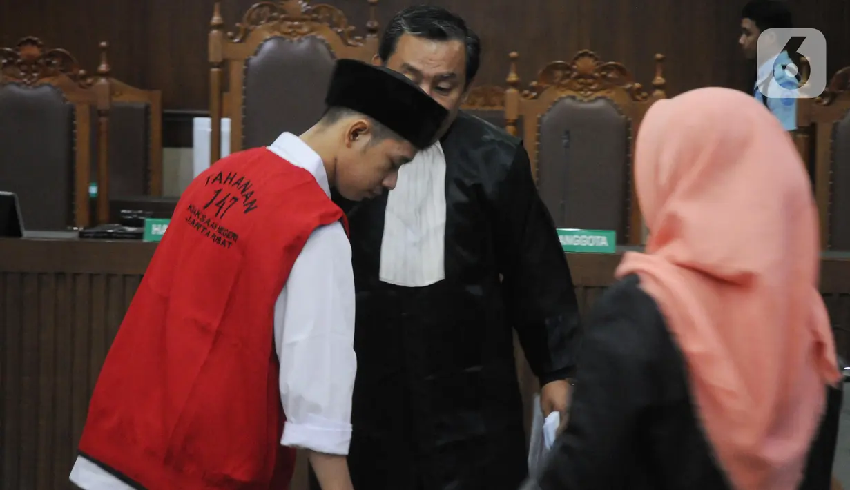 Dede Luthfi Alfiandi, pembawa bendera Merah Putih saat aksi siswa SMK di kawasan DPR/MPR RI pada September lalu, bersama penasehat hukumnya jelang sidang perdana di Pengadilan Negeri Jakarta Pusat, Kamis (12/12/2019). Sidang mendengar pembacaan dakwaan. (Liputan6.com/Helmi Fithriansyah)