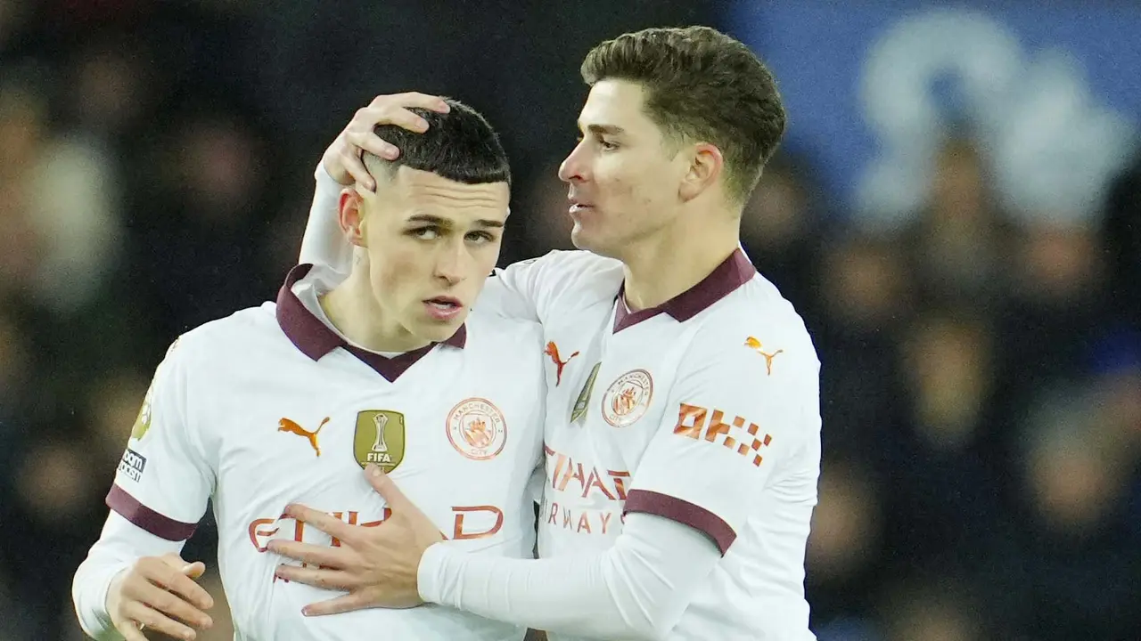 Foto: Manchester City Pamer Logo Juara Piala Dunia Antarklub di Jersey saat Lawan Everton di Liga Inggris
