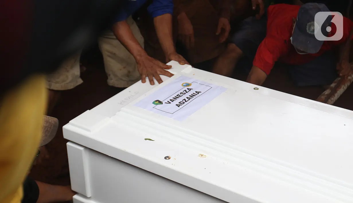 Peti jenazah Vanessa Angel saat akan dimakamkan di Taman Makam Islami Malaka, Pesanggrahan, Jakarta, Jumat (5/11/2021). Vanessa Angel dan Bibi Andriansyah meninggal dalam kecelakaan lalu lintas di Tol Mojokerto-Jombang pada 4 November 2021. (Liputan6.com/Herman Zakharia)