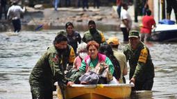 Anggota Angkatan Darat Meksiko mengevakuasi pasien Rumah Sakit IMSS di Tula de Allende, negara bagian Hidalgo, Meksiko (7/9/2021).  Sedikitnya 16 pasien meninggal setelah banjir melanda sebuah rumah sakit di Meksiko tengah dan mengganggu pasokan listrik, kata pihak berwenang. (AFP/Francisco Villeda)