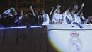 Para pemain Real Madrid bersama suporter merayakan keberhasilan mereka menjuarai La Liga Spanyol di Lapangan Cibeles, Madrid, (22/05/2017). Real Madrid meraih juara La Liga untuk ke-33 kalinya. (AP/Francisco Seco)