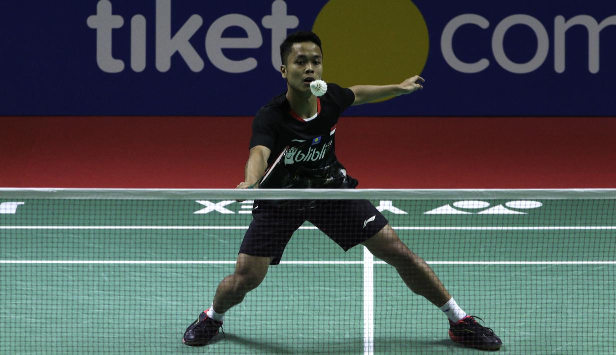 Tunggal putra Indonesia, Anthony Sinisuka Ginting, mengembalikan kok saat melawan tunggal Thailand, Kantaphon Wancharoen, pada Blibli Indonesia Open 2019 di Istora Senayan, Jakarta, Kamis (17/7). Ginting kalah 20-22, 21-11, 20-22. (Bola.com/Yoppy Renato)