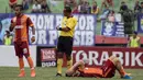 Bek Borneo FC, Goran Gancev terjatuh pada laga Piala Jenderal Sudirman melawan Persela di Stadion Gelora Delta Sidoarjo, Sabtu (21/11/2015). (Bola.com/Vitalis Yogi Trisna)