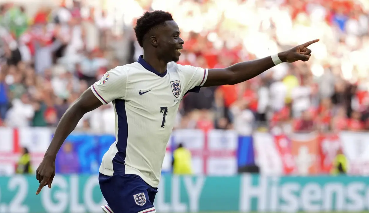 <p>Pemain Inggris, Bukayo Saka melakukan selebrasi setelah mencetak gol penyeimbang 1-1 ke gawang Siwss pada laga perempat final Euro 2024 di Duesseldorf Arena, Duesseldorf, Jerman, Sabtu (06/07/2024). (AP Photo/Martin Meissner)</p>