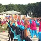 Lomba senam aerobik dalam acara Karnaval SCTV diselenggarakan di Alun-Alun Bojonegoro, Jawa Timur, Sabtu (30/3). Selain senam aerobik, ada juga lomba mewarnai serta bebagai lomba lainnya dengan bertabur hadiah menarik. (Liputan6.com/Pool/SCTV)