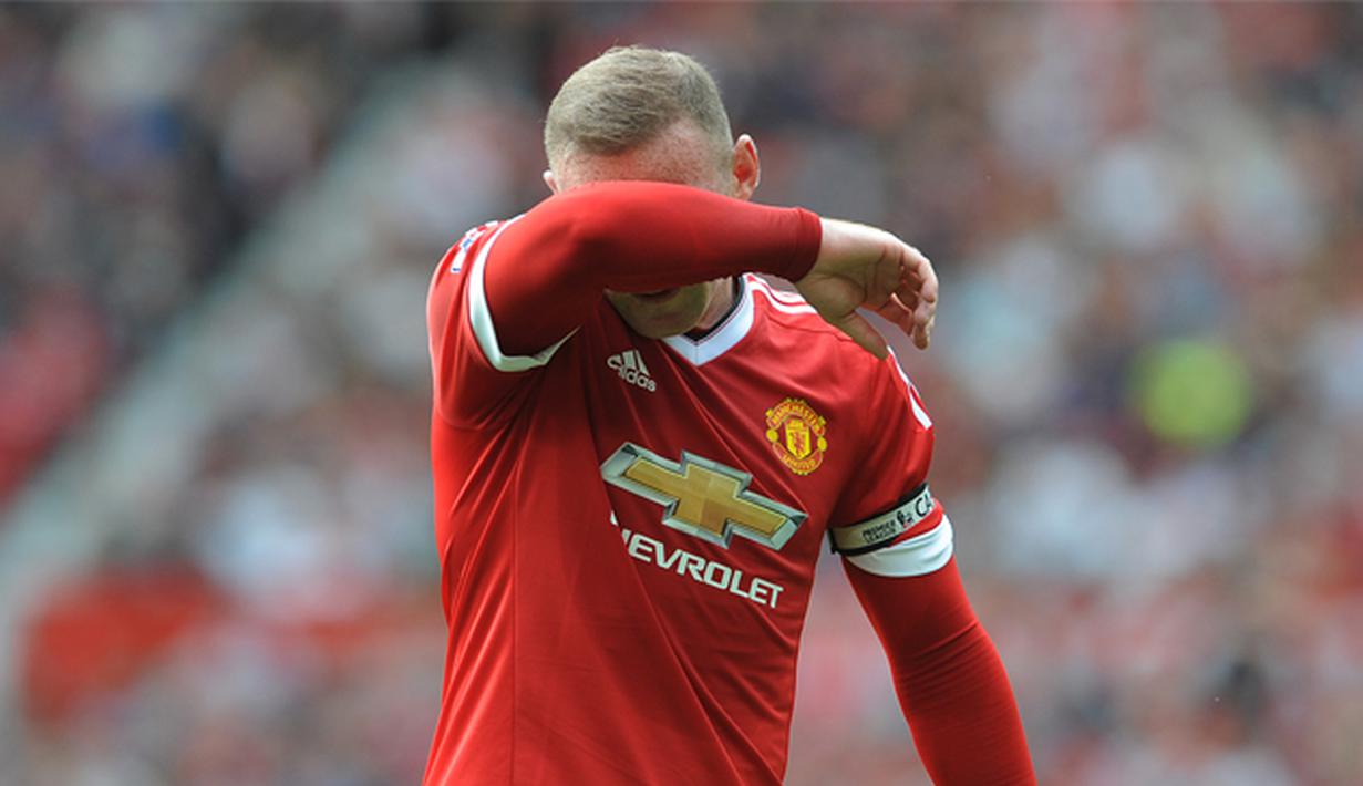 Bintang MU, Wayne Rooney tampak kecewa usai laga Liga Inggris melawan Newcastle di Stadion Old Trafford, Inggris, Sabtu (22/8/2015). Pada pertandingan itu Rooney kembali gagal mencetak gol perdananya musim ini. (EPA/Peter Powell)