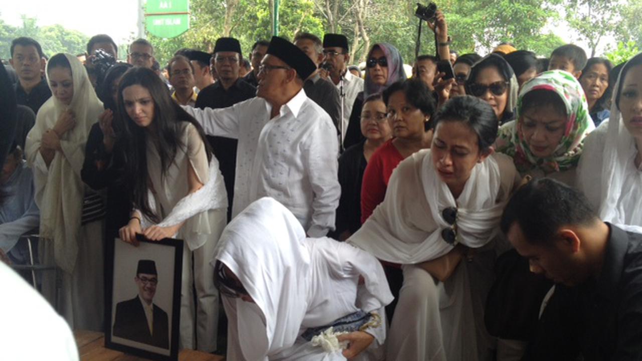 Berpakaian Serba Putih, Nia Ramadhani Antar Ayah Ke Peristirahatan Terakhir