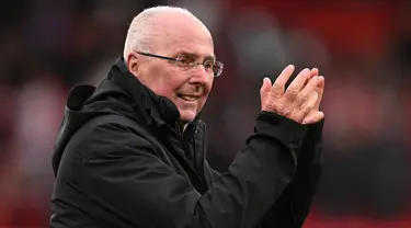 Foto yang diambil pada 23 Maret 2024 memperlihatkan legenda Manajer Liverpool, Sven-Goran Eriksson saat memberikan tepuk tangan kepada para penggemar setelah pertandingan sepak bola Legends antara Liverpool Legends dan Ajax Legends di stadion Anfield, Liverpool. (Oli SCARFF/AFP)