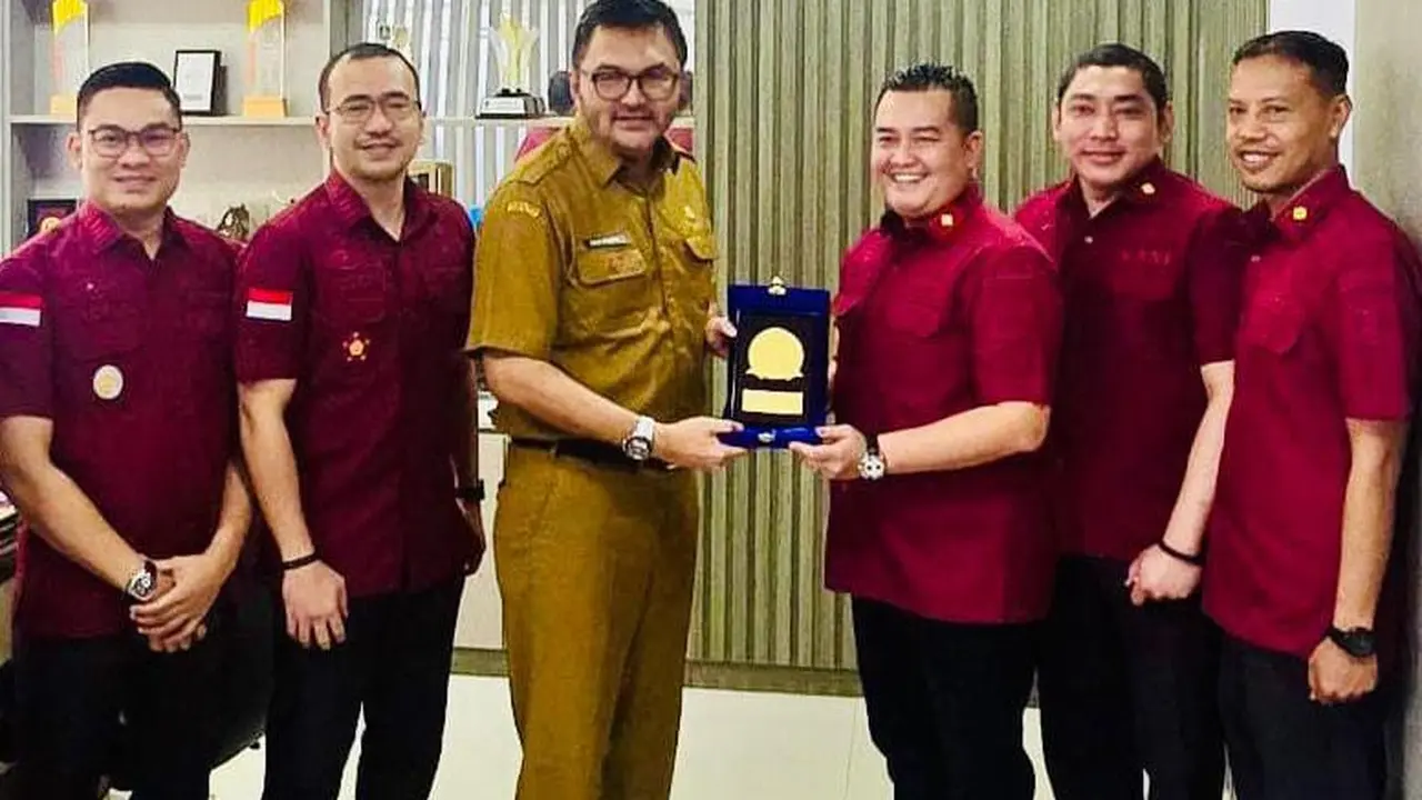 Kepala Kantor Imigrasi Kelas I Bekasi Uckhy Adhitya berkunjung ke Dinas Penanaman Modal dan Pelayanan Terpadu Satu Pintu (DPMPTSP) Kota Bekasi pada Selasa (9/7) (Istimewa)
