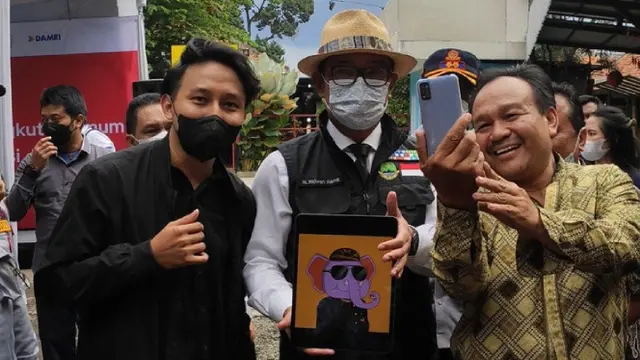 Founder sekaligus Project Lead Gadjah Society NFT Muhammad Fauzan Iskandar bersama Gubernur Jawa Barat Ridwan Kamil. Dok: Gadjah Society NFT