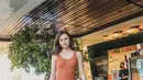 Penampilan luar biasa lainnya dari Fabienne Nicole dalam balutan outfit summer look. Tank top oranye dipadukannya dengan cut-out skinny jeans yang unik. [Foto: Instagram/fabienne_fng]