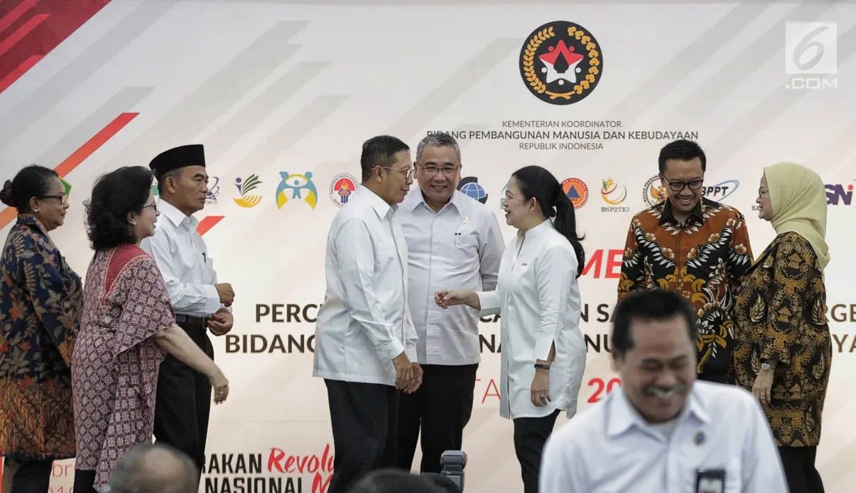 Menko PMK Puan Maharani bersama sejumlah menteri terkait usai memimpin Kick Off Meeting Percepatan Pencapaian Sasaran dan Target Bidang Pembangunan Manusia dan Kebudayaan 2019, Jakarta, Senin (11/2). (Liputan6.com/FaizalFanani)